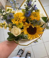 Load image into Gallery viewer, Custom Grad Bouquets