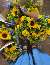 Load image into Gallery viewer, Custom Grad Bouquets