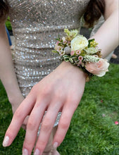 Load image into Gallery viewer, Custom Floral Cuff Corsage