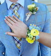 Load image into Gallery viewer, Matching Floral Cuff and Boutonniere