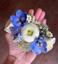 Load image into Gallery viewer, Custom Floral Cuff Corsage