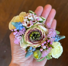 Load image into Gallery viewer, Custom Floral Cuff Corsage